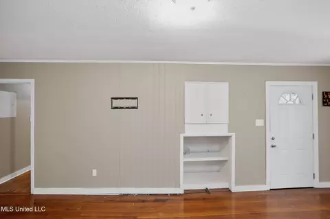 Living - 945 Valencia St, Jackson, MS 39204 photo 1 of 5