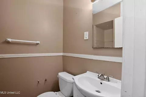 Bath - 945 Valencia St, Jackson, MS 39204 photo 1 of 5