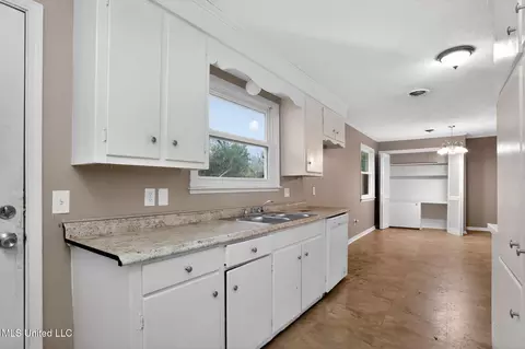 Kitchen - 945 Valencia St, Jackson, MS 39204 photo 2 of 2