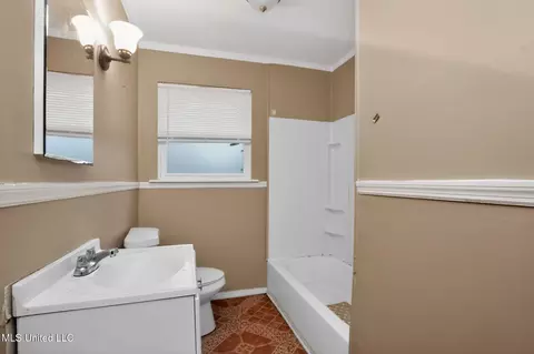 Bath - 945 Valencia St, Jackson, MS 39204 photo 4 of 5