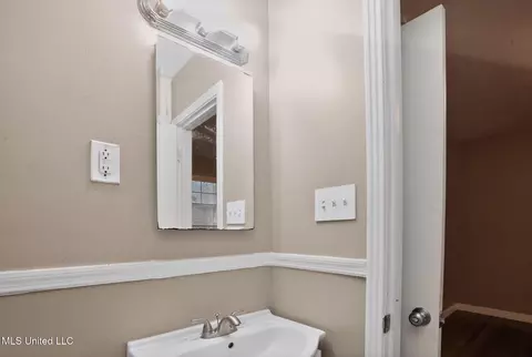 Bath - 945 Valencia St, Jackson, MS 39204 photo 2 of 5