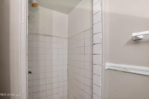 Bath - 945 Valencia St, Jackson, MS 39204 photo 5 of 5