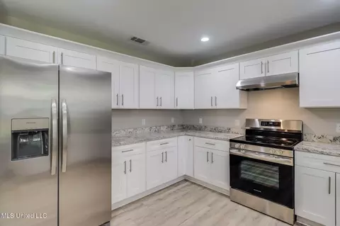 Kitchen - 6590 Dummy Line Rd, Picayune, MS 39466 photo 2 of 2
