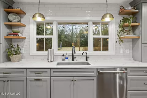 Kitchen - 4359 Brook Dr, Jackson, MS 39206 photo 7 of 8