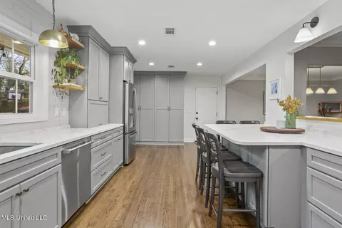 Kitchen - 4359 Brook Dr, Jackson, MS 39206 photo 6 of 8