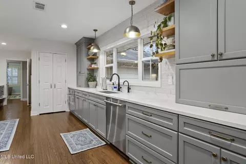 Kitchen - 4359 Brook Dr, Jackson, MS 39206 photo 3 of 8