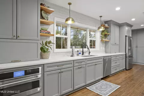 Kitchen - 4359 Brook Dr, Jackson, MS 39206 photo 5 of 8