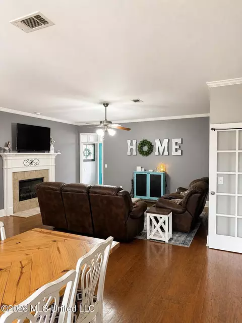 Living - 332 Towne St, Brandon, MS 39042 photo 1 of 2