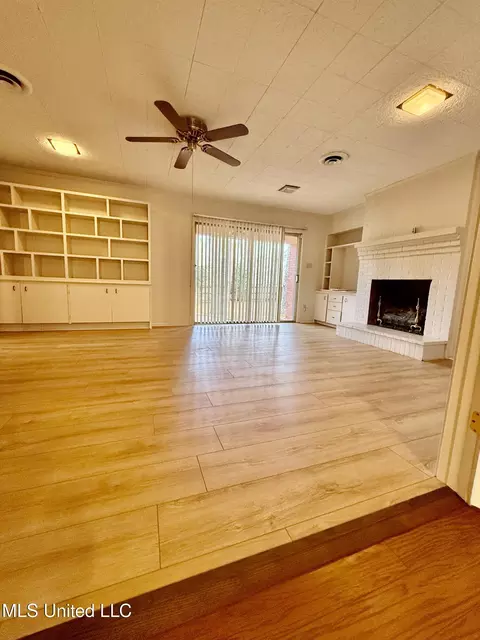 Living - 1107 Kraner Ln, Brookhaven, MS 39601 photo 3 of 7
