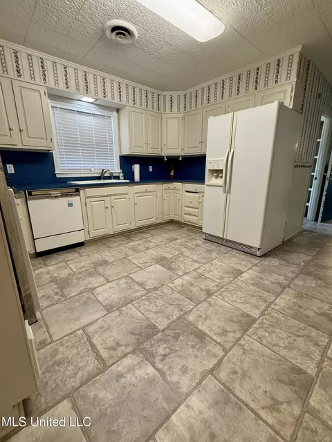 Kitchen - 1107 Kraner Ln, Brookhaven, MS 39601 photo 3 of 3