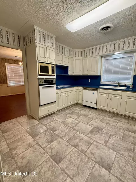 Kitchen - 1107 Kraner Ln, Brookhaven, MS 39601 photo 2 of 3