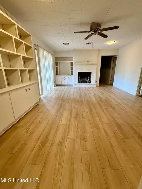 Living - 1107 Kraner Ln, Brookhaven, MS 39601 photo 5 of 7