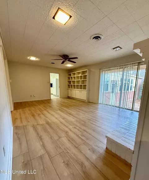 Living - 1107 Kraner Ln, Brookhaven, MS 39601 photo 6 of 7