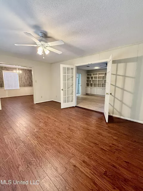 Living - 1107 Kraner Ln, Brookhaven, MS 39601 photo 2 of 7