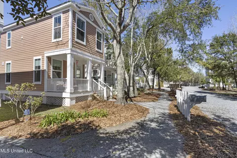 2207 Government St #17, Ocean Springs, MS 39564