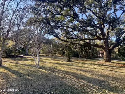 913 Roys Rd, Gautier, MS 39553