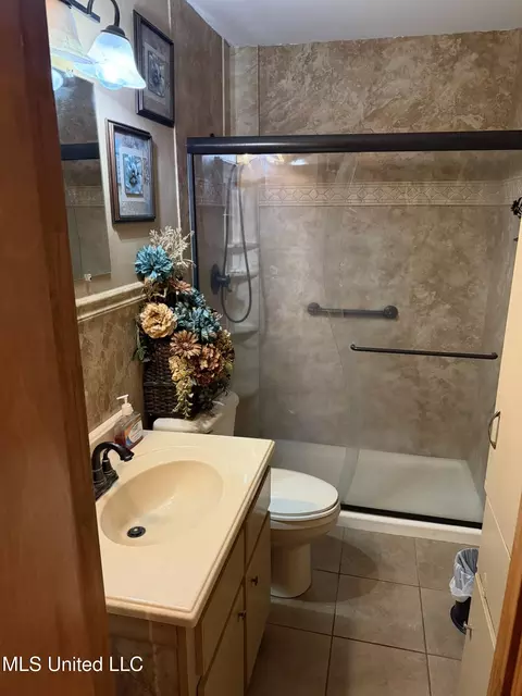 Bath - 23 Beverly Dr, Natchez, MS 39120 photo 1 of 3