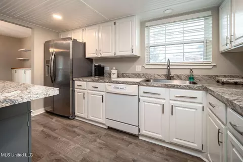 Kitchen - 113 Longbranch Dr, Brandon, MS 39042 photo 4 of 5