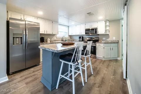 Kitchen - 113 Longbranch Dr, Brandon, MS 39042 photo 3 of 5