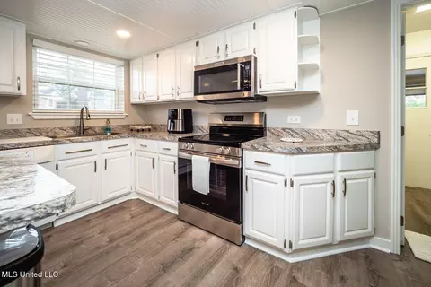 Kitchen - 113 Longbranch Dr, Brandon, MS 39042 photo 5 of 5