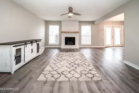 Living - 113 Longbranch Dr, Brandon, MS 39042 photo 1 of 3