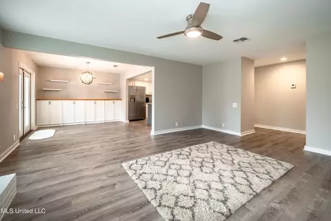 Living - 113 Longbranch Dr, Brandon, MS 39042 photo 2 of 3