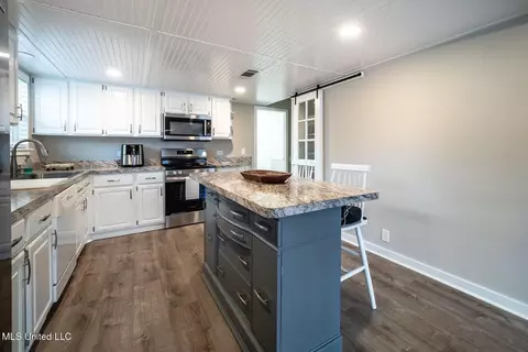 Kitchen - 113 Longbranch Dr, Brandon, MS 39042 photo 2 of 5
