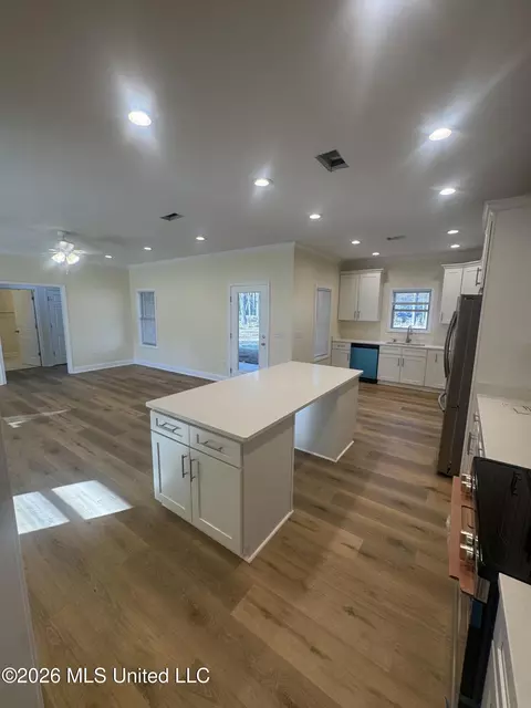 Kitchen - 5252 Skylark Dr, Byram, MS 39272 photo 4 of 6