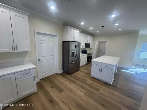 Kitchen - 5252 Skylark Dr, Byram, MS 39272 photo 5 of 6