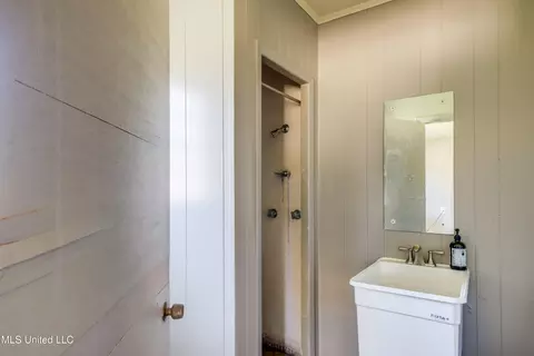 Bath - 5518 Gates Ave, Long Beach, MS 39560 photo 5 of 5