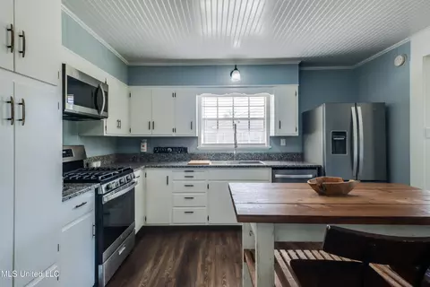 Kitchen - 5518 Gates Ave, Long Beach, MS 39560 photo 2 of 2
