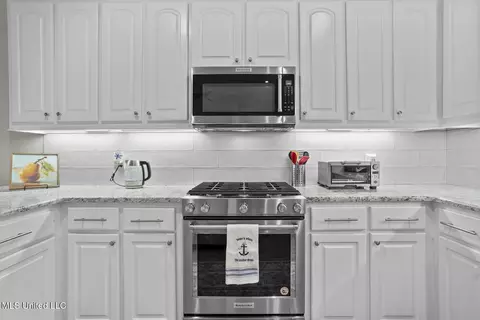 Kitchen - 707 Chambord Dr, Brandon, MS 39042 photo 3 of 5