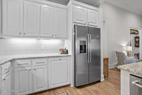 Kitchen - 707 Chambord Dr, Brandon, MS 39042 photo 2 of 5