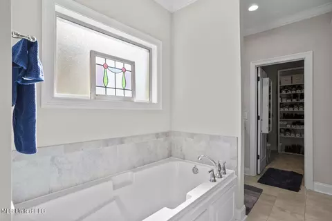 Bath - 707 Chambord Dr, Brandon, MS 39042 photo 1 of 4