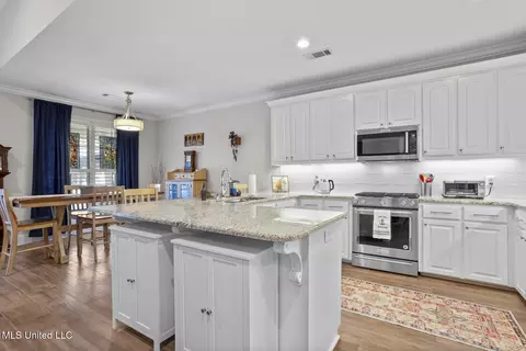 Kitchen - 707 Chambord Dr, Brandon, MS 39042 photo 4 of 5