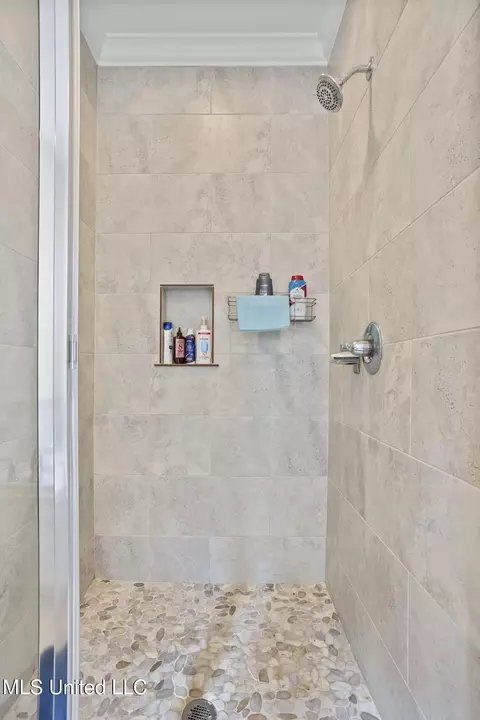 Bath - 707 Chambord Dr, Brandon, MS 39042 photo 2 of 4