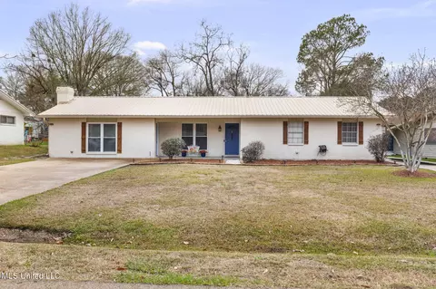 203 NW 4th St, Flora, MS 39071