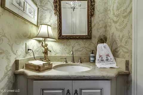 Bath - 1504 Pinehurst Pl, Jackson, MS 39202 photo 1 of 5