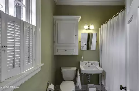 Bath - 1504 Pinehurst Pl, Jackson, MS 39202 photo 2 of 5