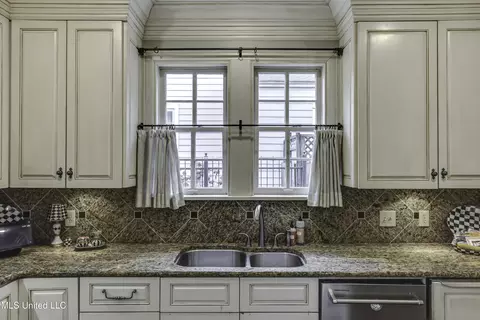 Kitchen - 1504 Pinehurst Pl, Jackson, MS 39202 photo 3 of 7