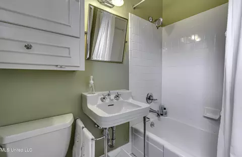 Bath - 1504 Pinehurst Pl, Jackson, MS 39202 photo 3 of 5