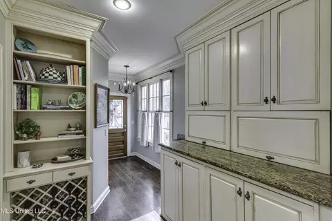 Entry Way - 1504 Pinehurst Pl, Jackson, MS 39202 photo 5 of 6