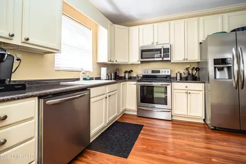 Kitchen - 511 Mccluer Rd, Jackson, MS 39212 photo 2 of 3