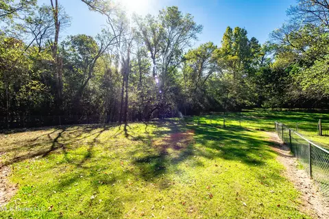 Exterior - 511 Mccluer Rd, Jackson, MS 39212 photo 2 of 4