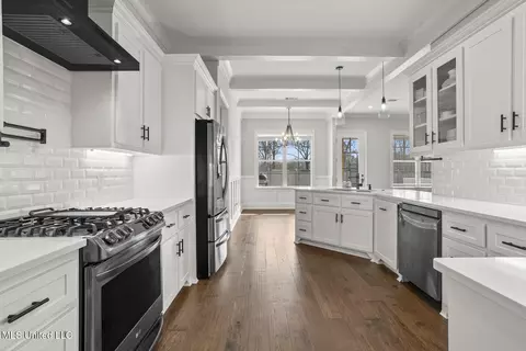 Kitchen - 264 Arbor Trl, Brandon, MS 39047 photo 2 of 3