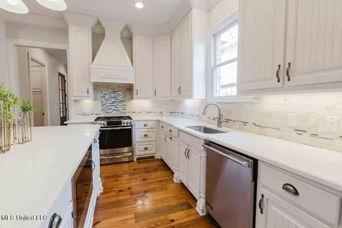 Kitchen - 105 Bristol Dr, Madison, MS 39110 photo 2 of 4