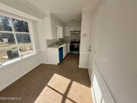 Kitchen - 5828 Clubview Dr, Jackson, MS 39211 photo 4 of 4