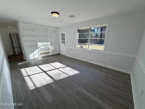 Living - 5828 Clubview Dr, Jackson, MS 39211 photo 2 of 3