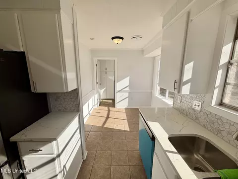 Kitchen - 5828 Clubview Dr, Jackson, MS 39211 photo 3 of 4