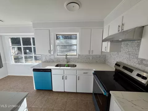 Kitchen - 5828 Clubview Dr, Jackson, MS 39211 photo 1 of 4